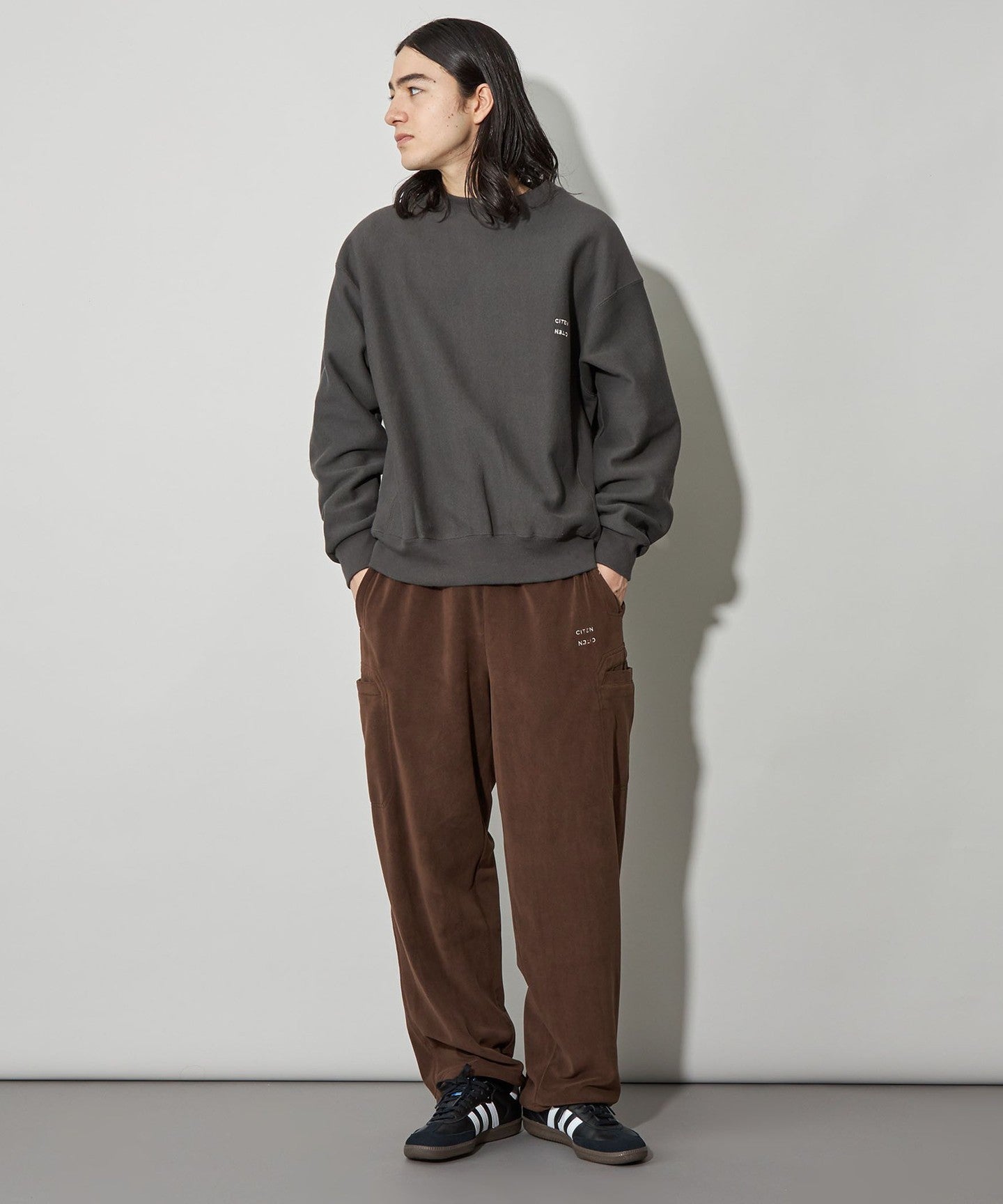 42546990122-d02.jpg