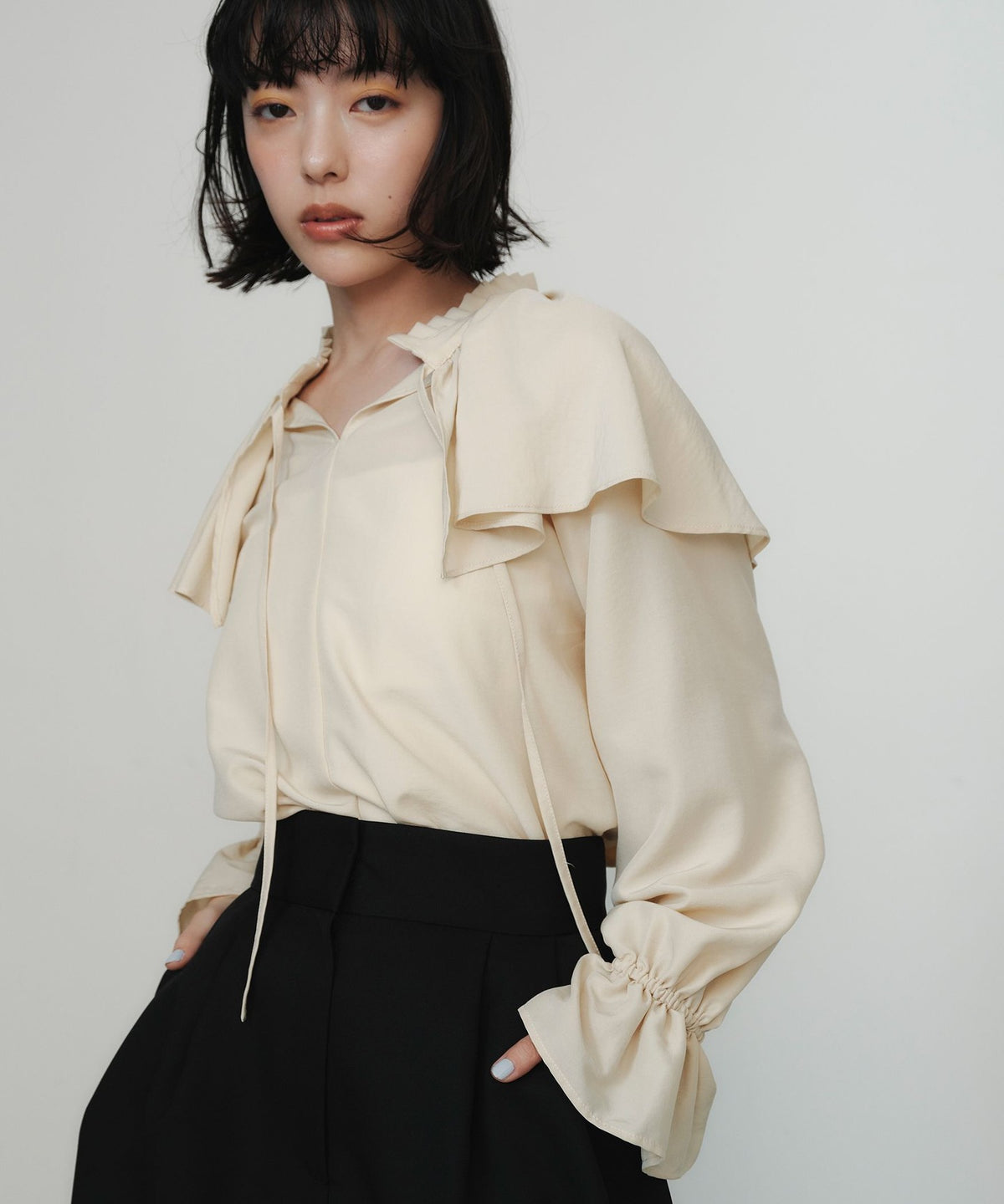 <EMMEL REFINES> EM Fibril Satin Neck Tuck Ruffle Blouse