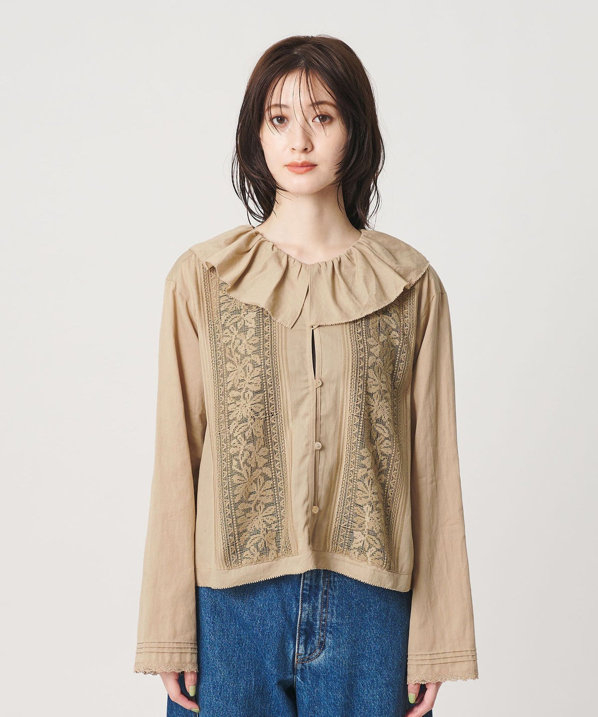 刺繡荷葉邊領襯衫