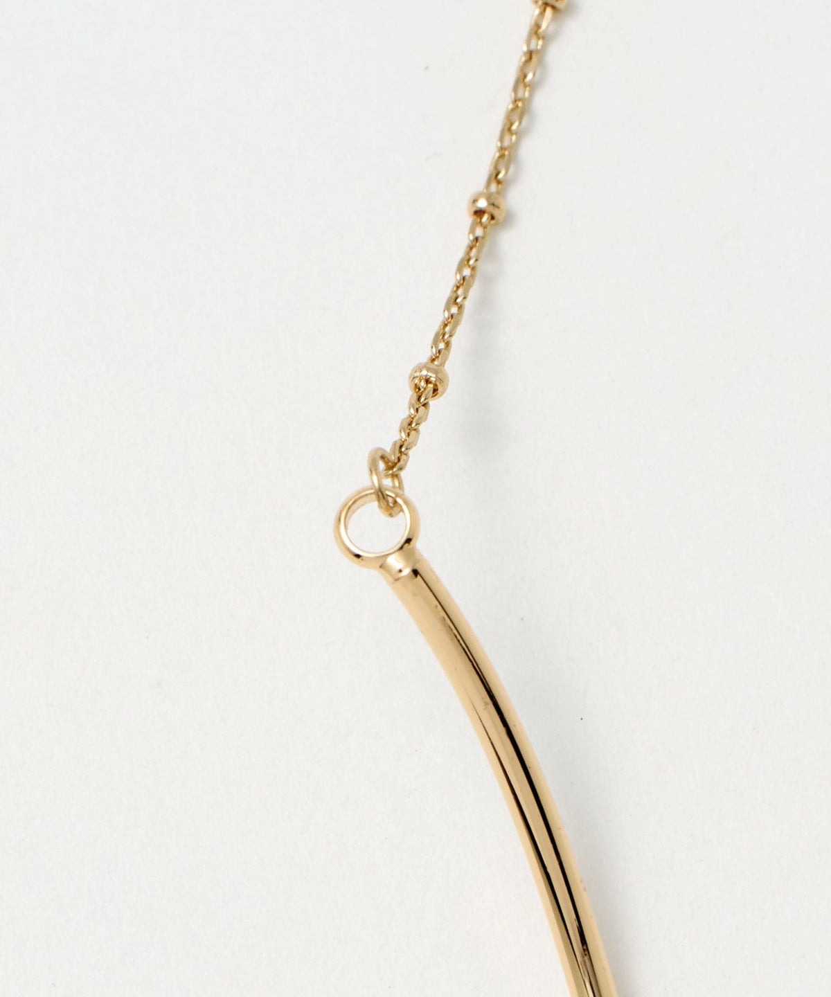 Collar de barra ondulada y gota transparente