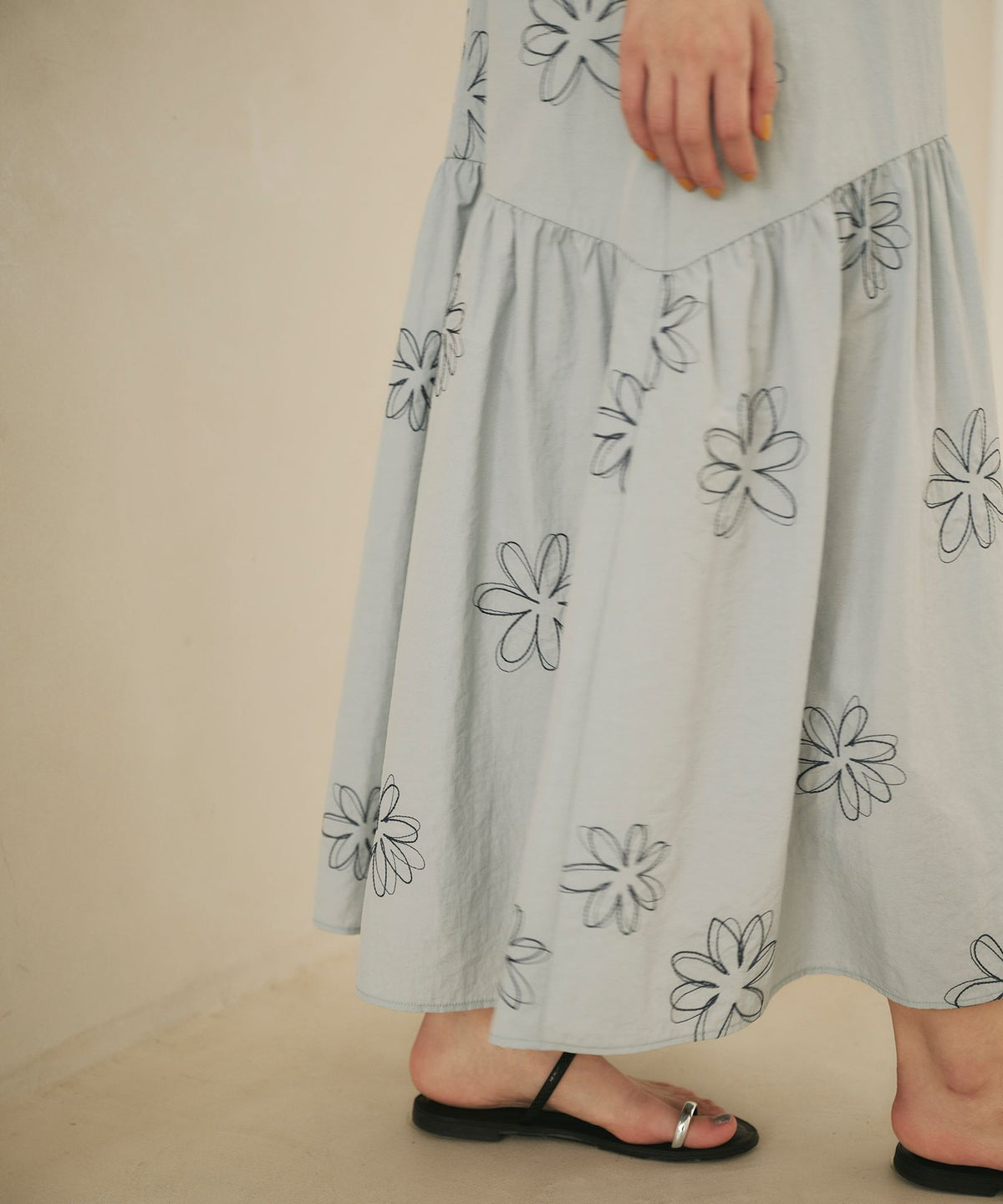 <EMMEL REFINES> EM Flower Embroidery Switching Gather Dress