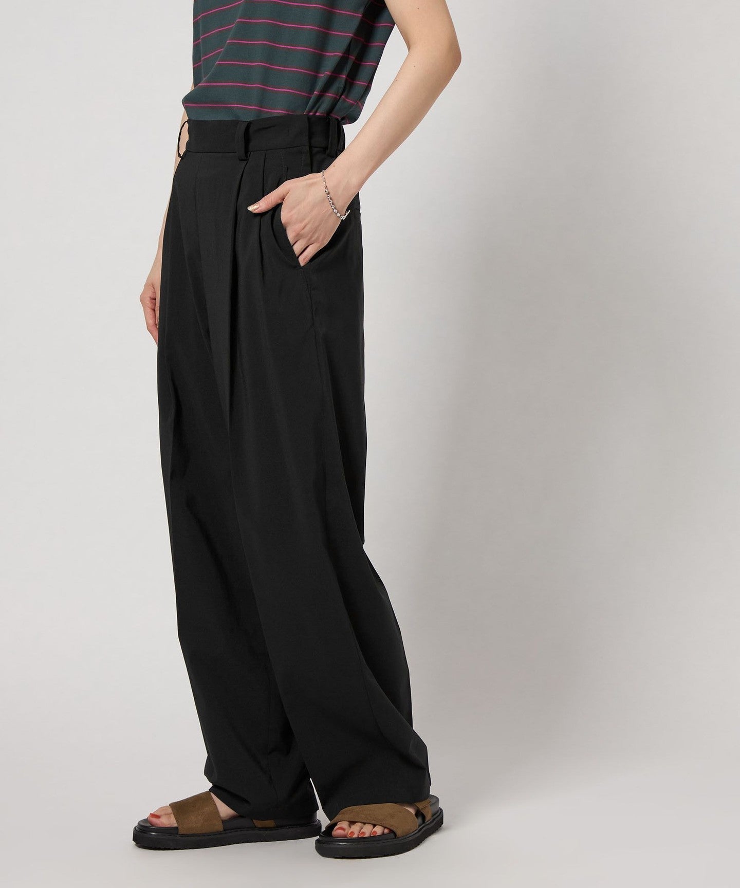 42146990151-d06.jpg