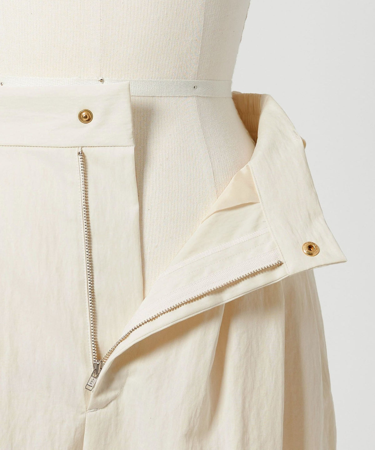 <conte> Tuck Easy Wide-Leg Pants