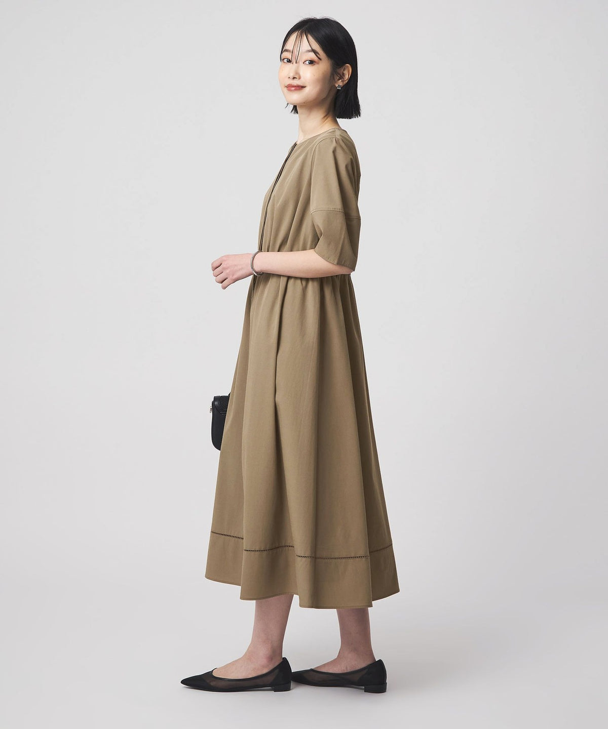 Vestido Femenino con Detalles de Paneles