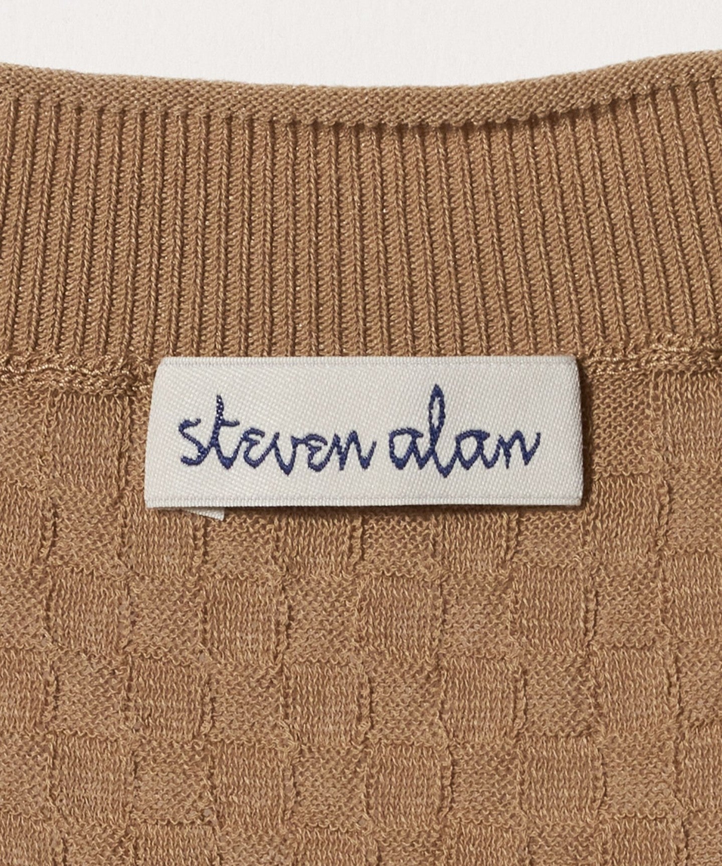82181000016-d30.jpg