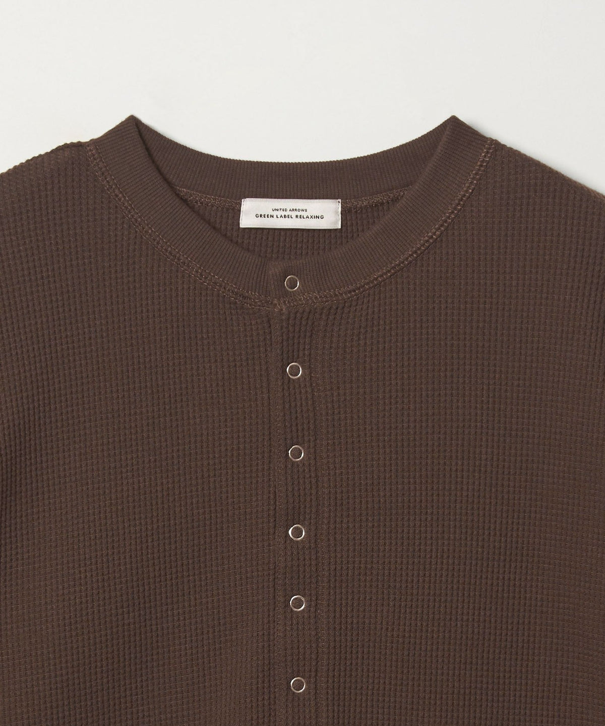 Camiseta de Gofre con Cuello Henley y Manga Tres Cuartos <at ease> [Exclusivo Web]