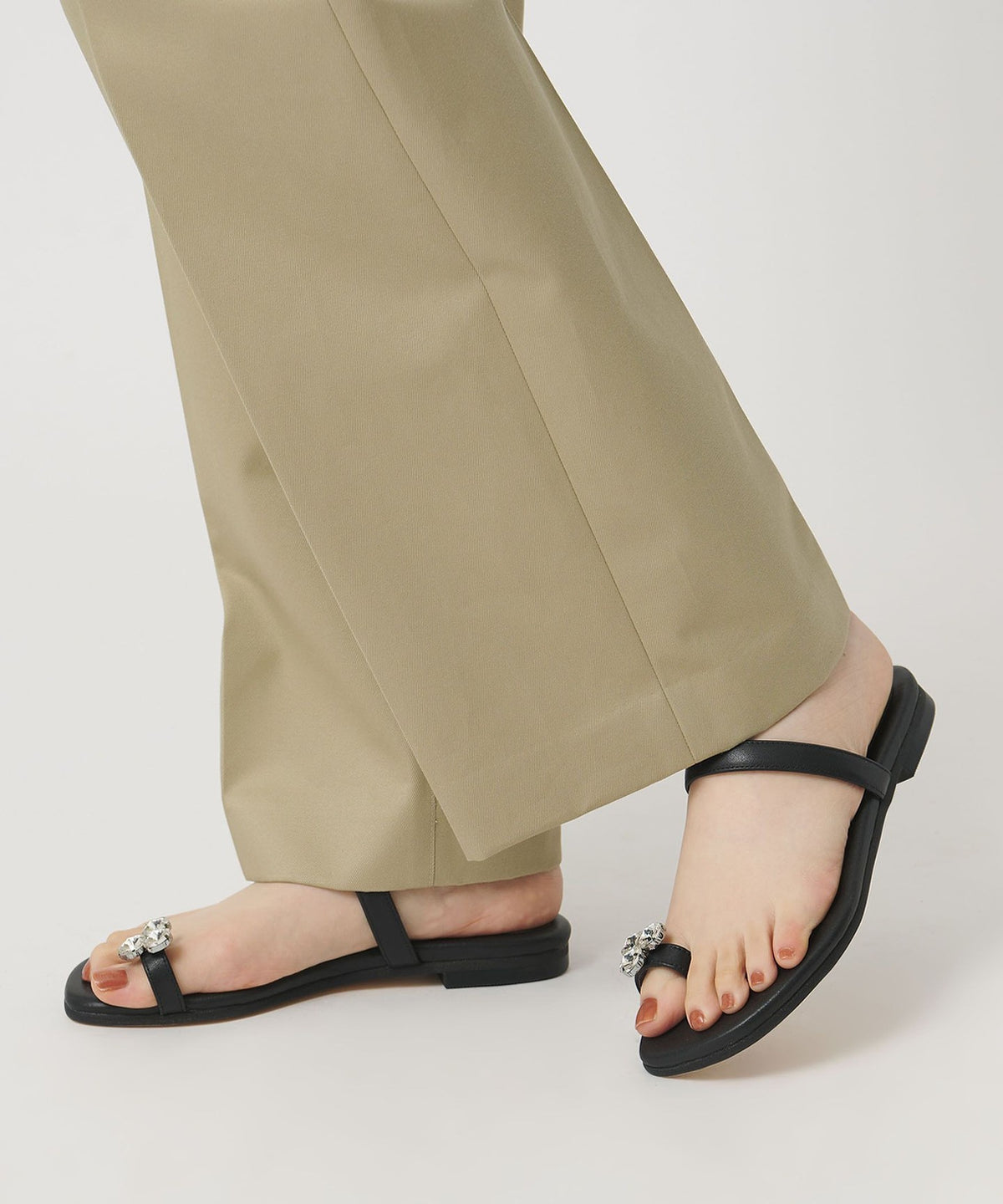 [WEB Exclusive] Thumb Loop Bijou Sandals 10■