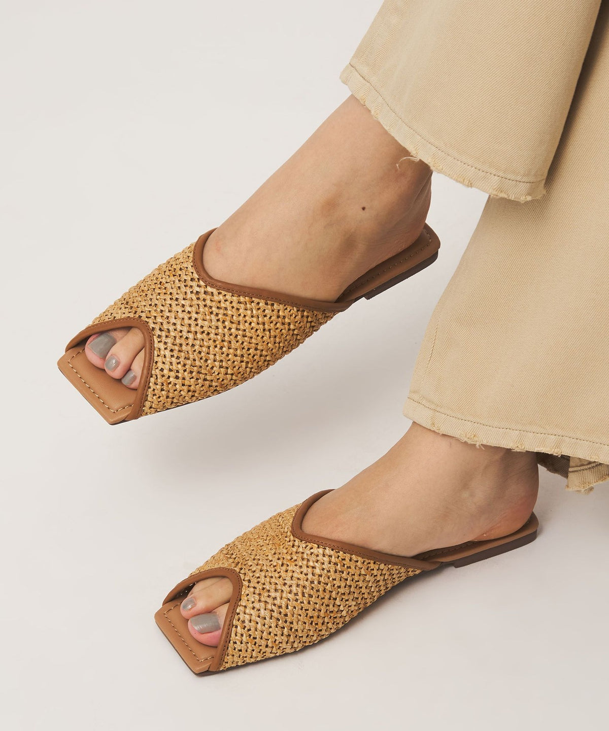 Mules sandalia de corte en V