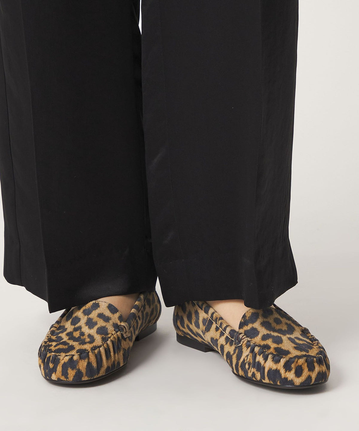 Plain Hand-Sewn Moccasin Flats 15↑