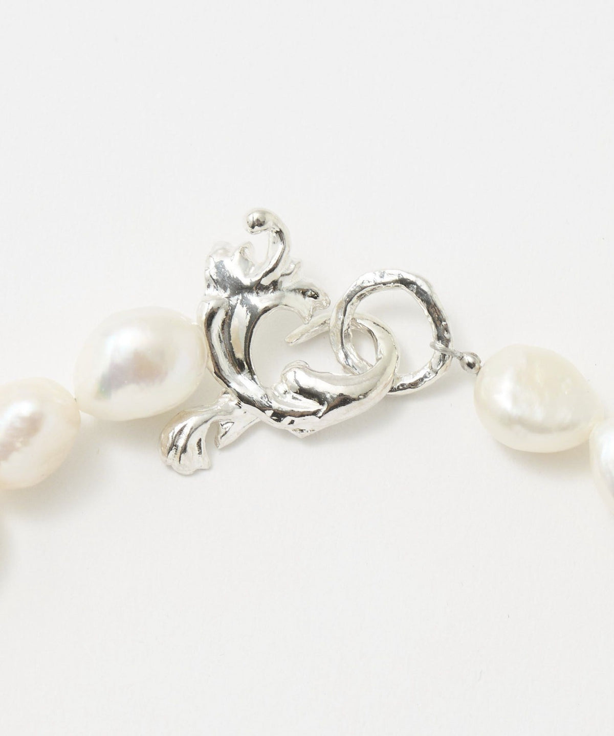 <PREEK> BAROQUE PEARL LEAF CLASSICAL NECKLACE/Necklace