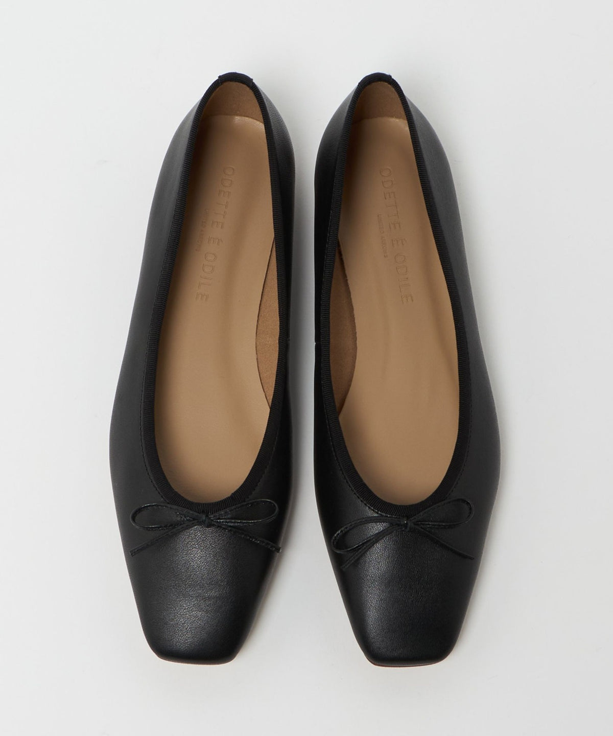 Flache Ballerinas mit eckiger Zehenkappe 10↓↑
