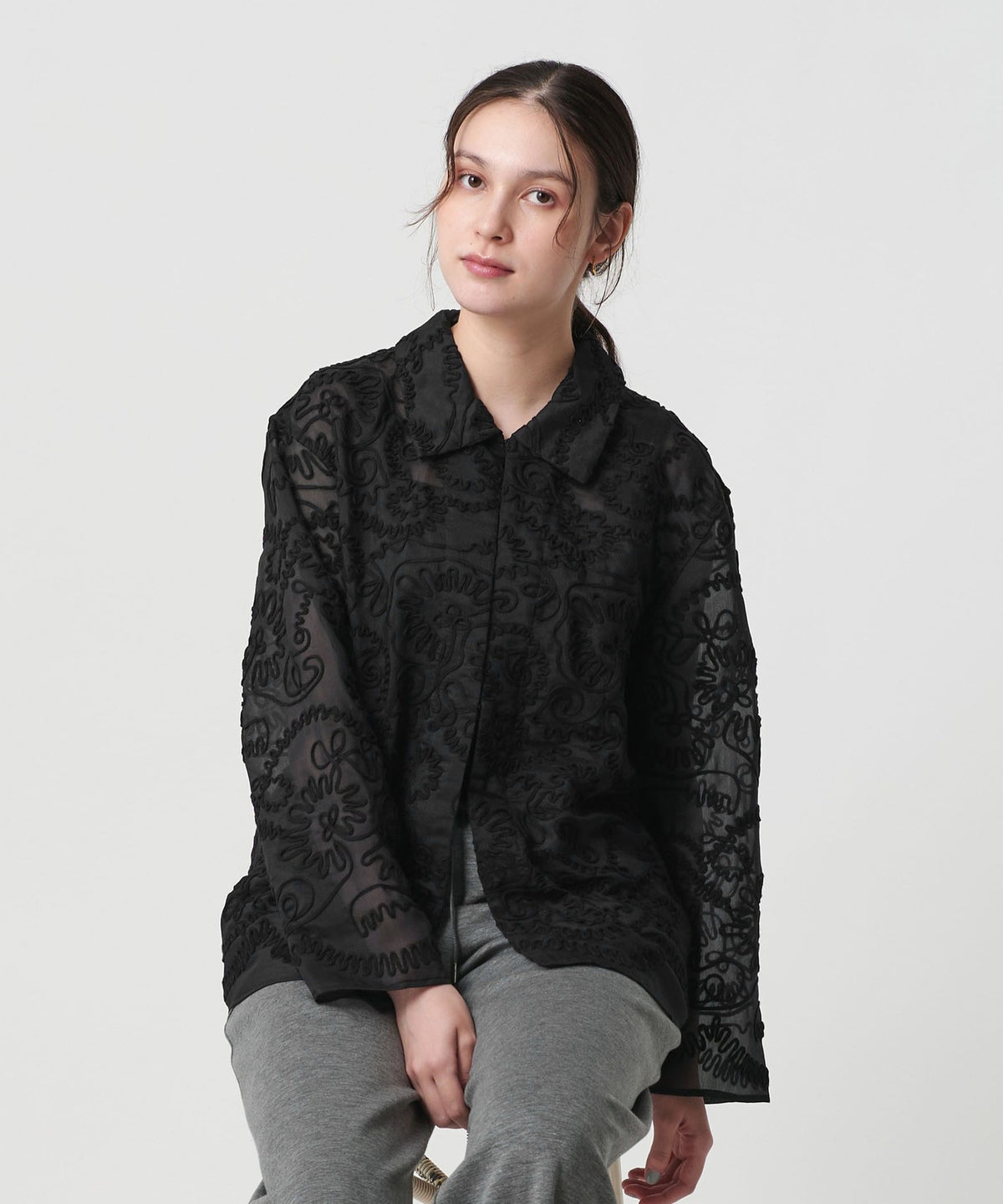 Camisa bordada con cordón de poliéster / Negro