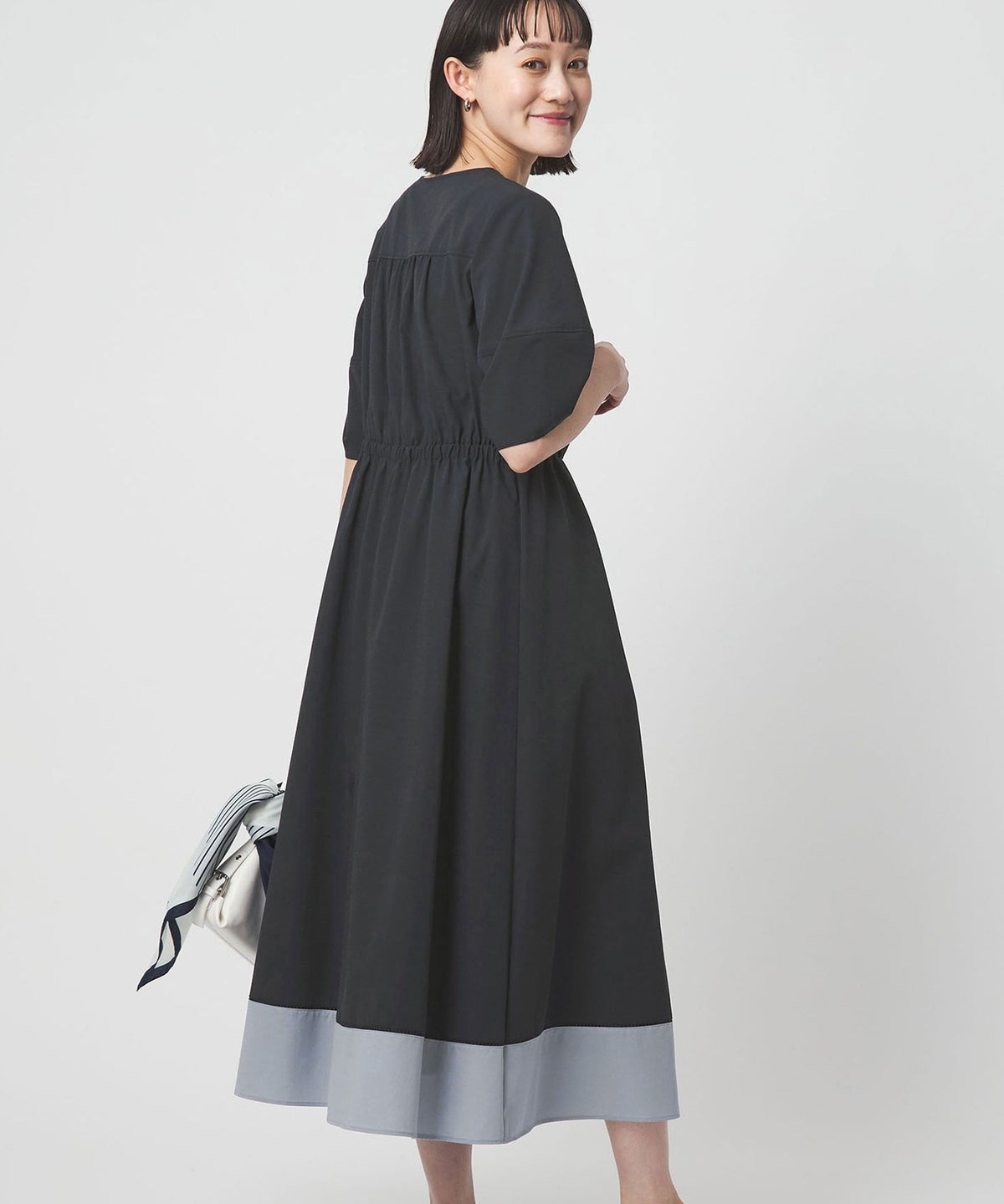 Vestido Femenino con Detalles de Paneles