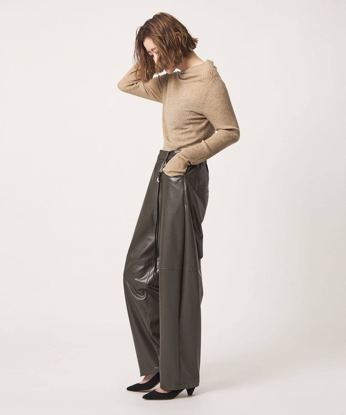 <conte> Faux Leather Round Silhouette Pants