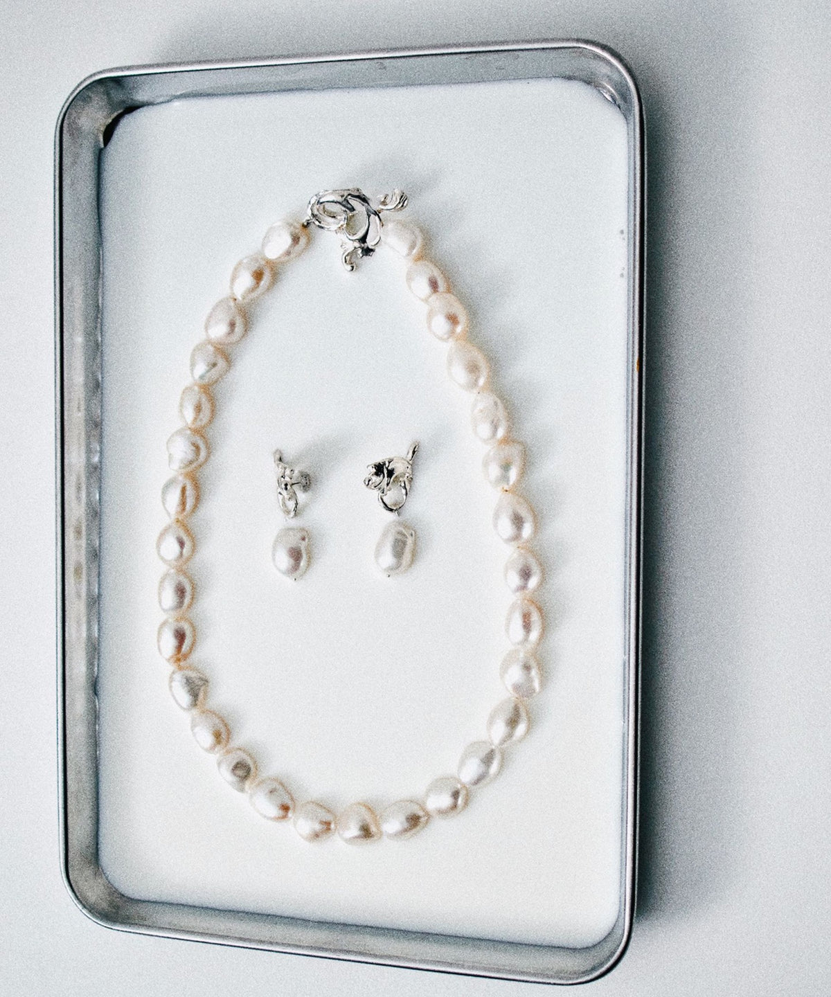 <PREEK>BAROQUE PEARL LEAF DROP EARRINGS