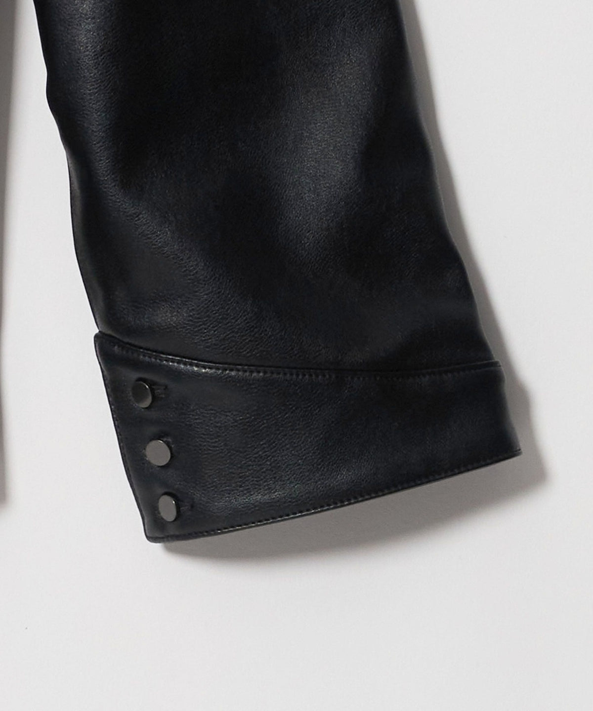 <ATTISESSION> Leather-like Curved Cuff Shirt