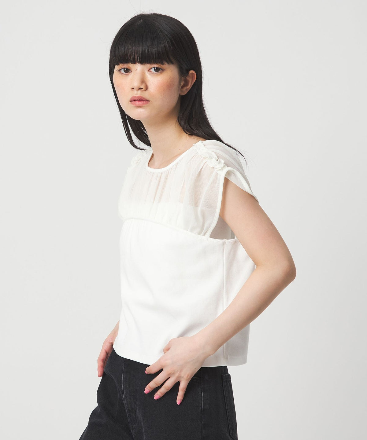 <EMMEL REFINES> Sheer Crêpe Ruffle Shoulder Paneled Top