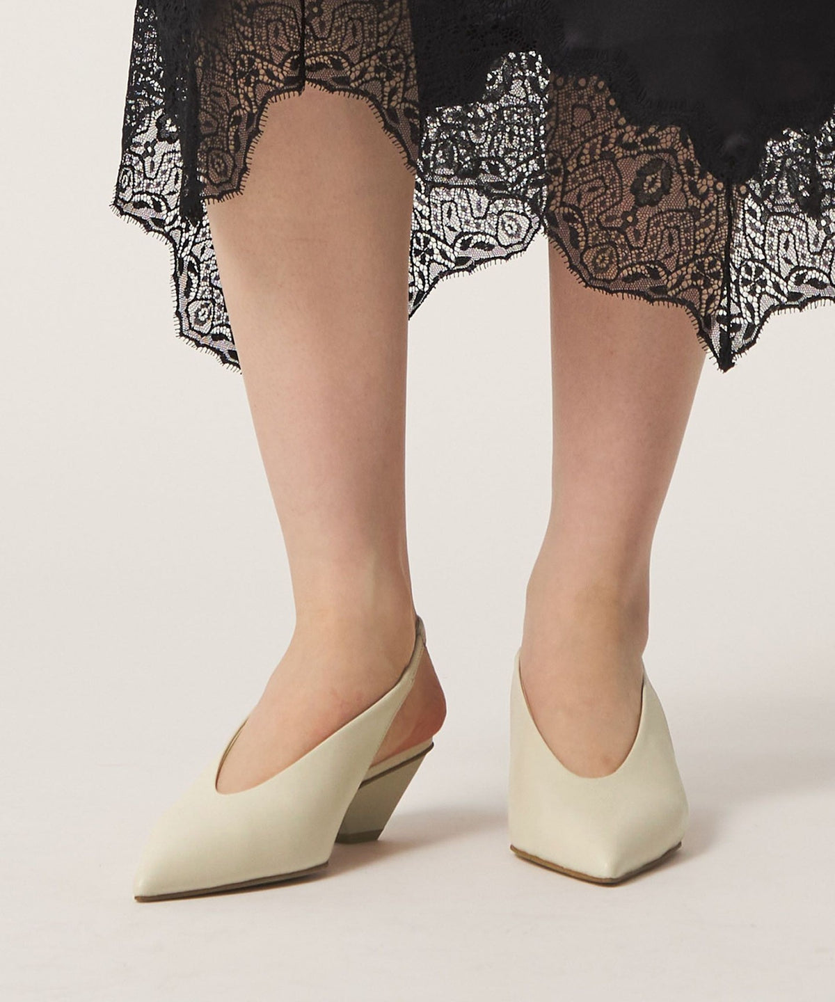 Trapeze Heel बैकबेल्ट पंप45↑